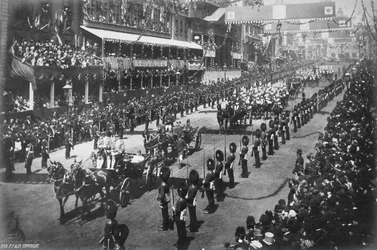 Drottning Victoria (1819-1901) kördes genom centrala London under hennes gyllene jubileumsfirande, 1887
